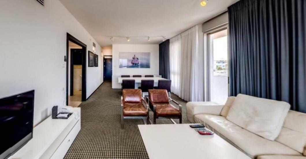 Luxury And Hotel *